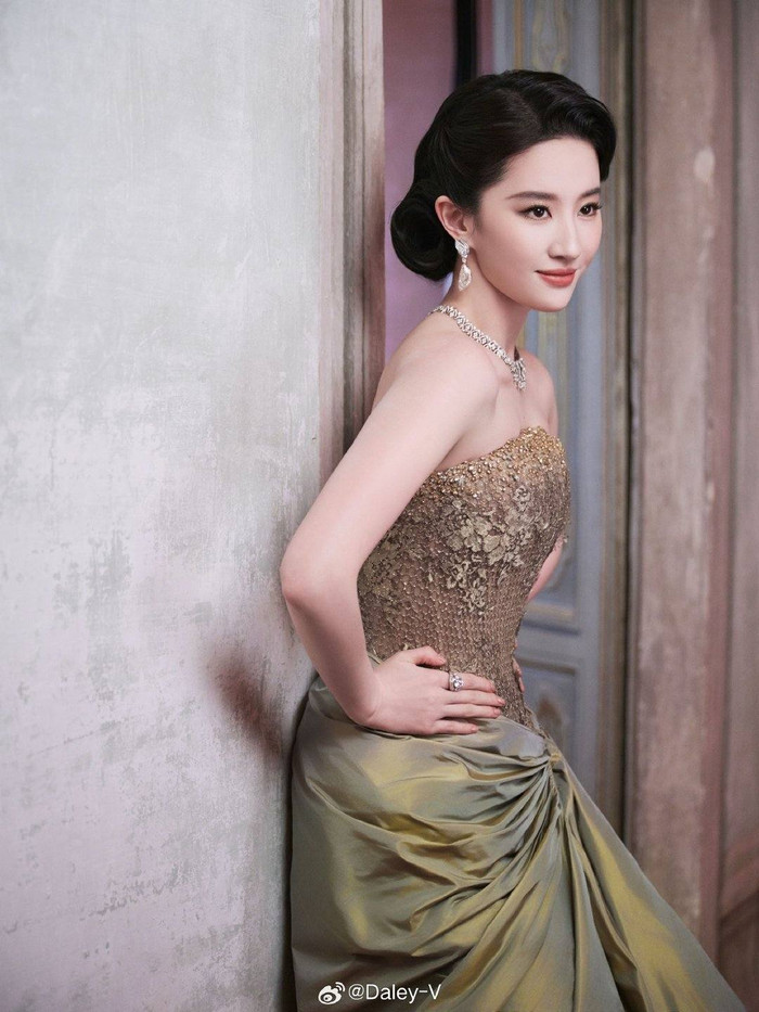 4p0zxsa7ti1-k53mbbf3jv2-gyyjeq7ojz3 Nhãn hàng đã bình luận khen sắc vóc diễn viên: 'Đầy mê hoặc'. Ảnh: Sina Weibo