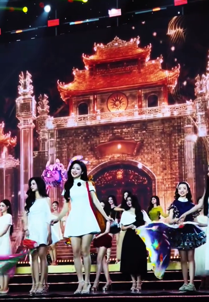 54015sxxnp1-xn6476e45w2-h4ojnn6ap83 Cận cảnh dàn người đẹp tập luyện cho buổi Chung khảo tối nay. Ảnh: FBNV