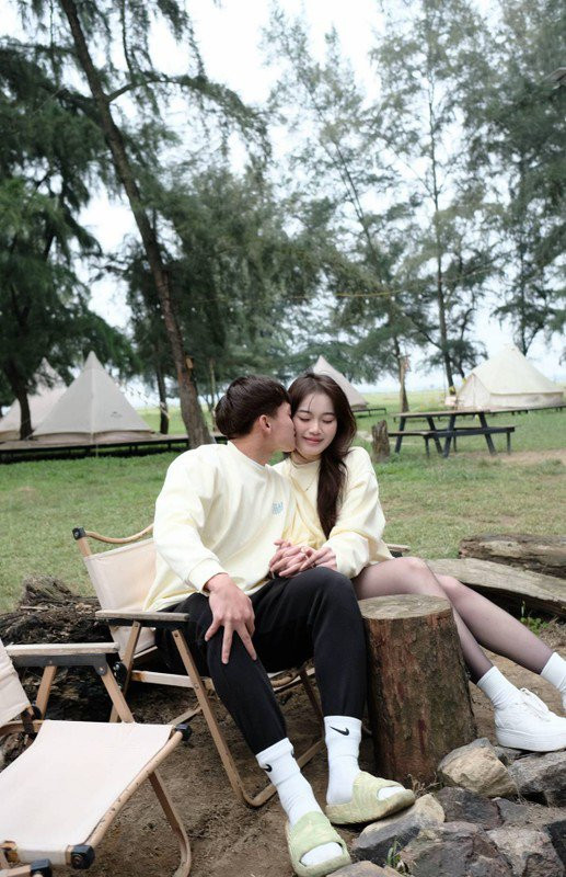 5d03iek53z1-bqg9c923oe2-id0tbtu5wd3 Cầu thủ Hồ Văn Cường tình cảm bên bà xã xinh đẹp cùng quê Nghệ An.