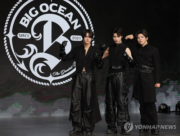 99rlaf0a0v1-ku6hq9ws9x2-d9i5x42dfq3 Nhóm nhạc Kpop gây sốt khi đưa vũ công ngồi xe lăn lên sân khấu Ảnh 6