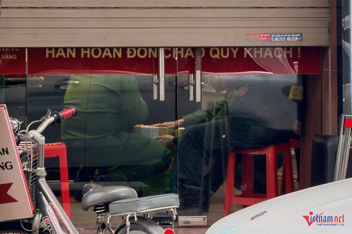 9hmhbbn27z1-rec4nke3mg2-p2t5lfgdjr3 Công an xuất hiện tại cửa hàng vàng Bảo Tín Minh Châu Ảnh 2
