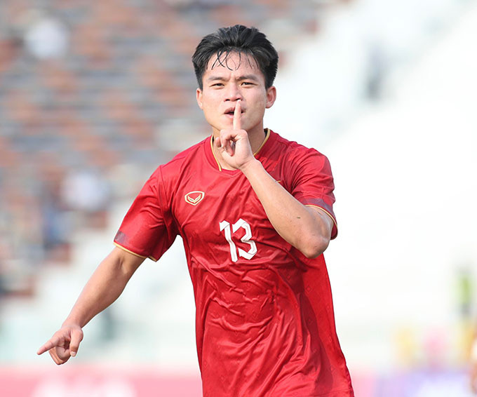 9pryo6dub41-1apwjaynhh2-qis2w4lg4s3 Cầu thủ Hồ Văn Cường.