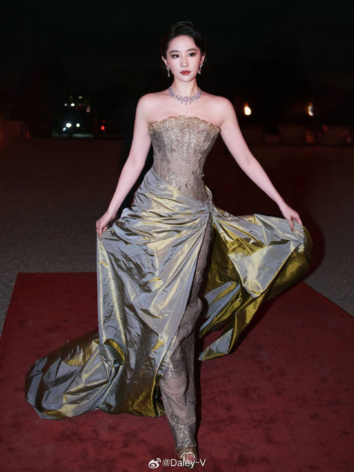 9vwciahfhw1-od1j4p22it2-9j4wco4qsp3 Các bình luận khen ngợi Lưu Diệc Phi có vẻ đẹp hài hòa giữa phương Đông và phương Tây. Ảnh: Weibo Sina