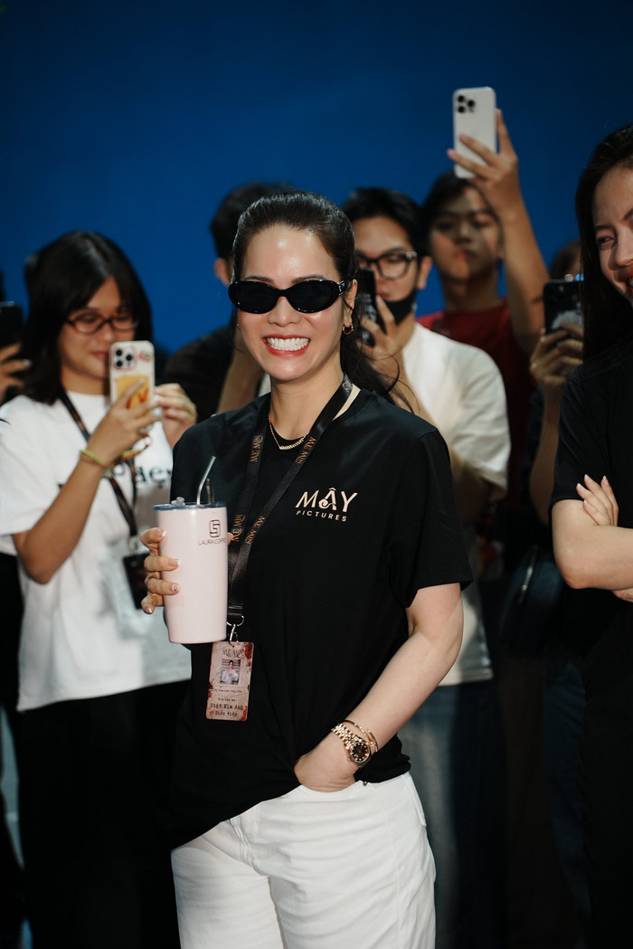 a1syustf871-zsmfuobl0e2-p6vvtqpwvp3 Nhật Kim Anh rạng rỡ xuất hiện tại lễ khai máy dự án điện ảnh Mẹ Mìn vào sáng 24/03. - Ảnh: Meow Entertainment