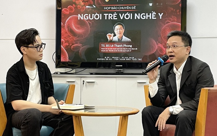 Học tại báo Tuổi Trẻ, sinh viên Văn Lang thực chiến họp báo cùng TS Trần Hữu Phúc Tiến - Ảnh 2.