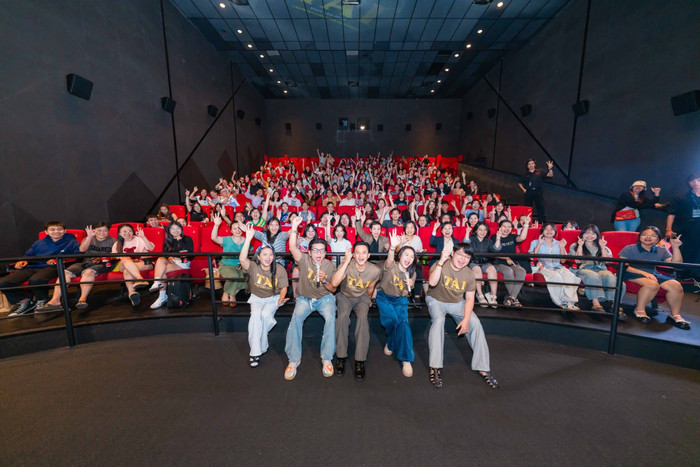 Ekip TÀI giao lưu cùng khán giả tại cine tour. - Ảnh NSX