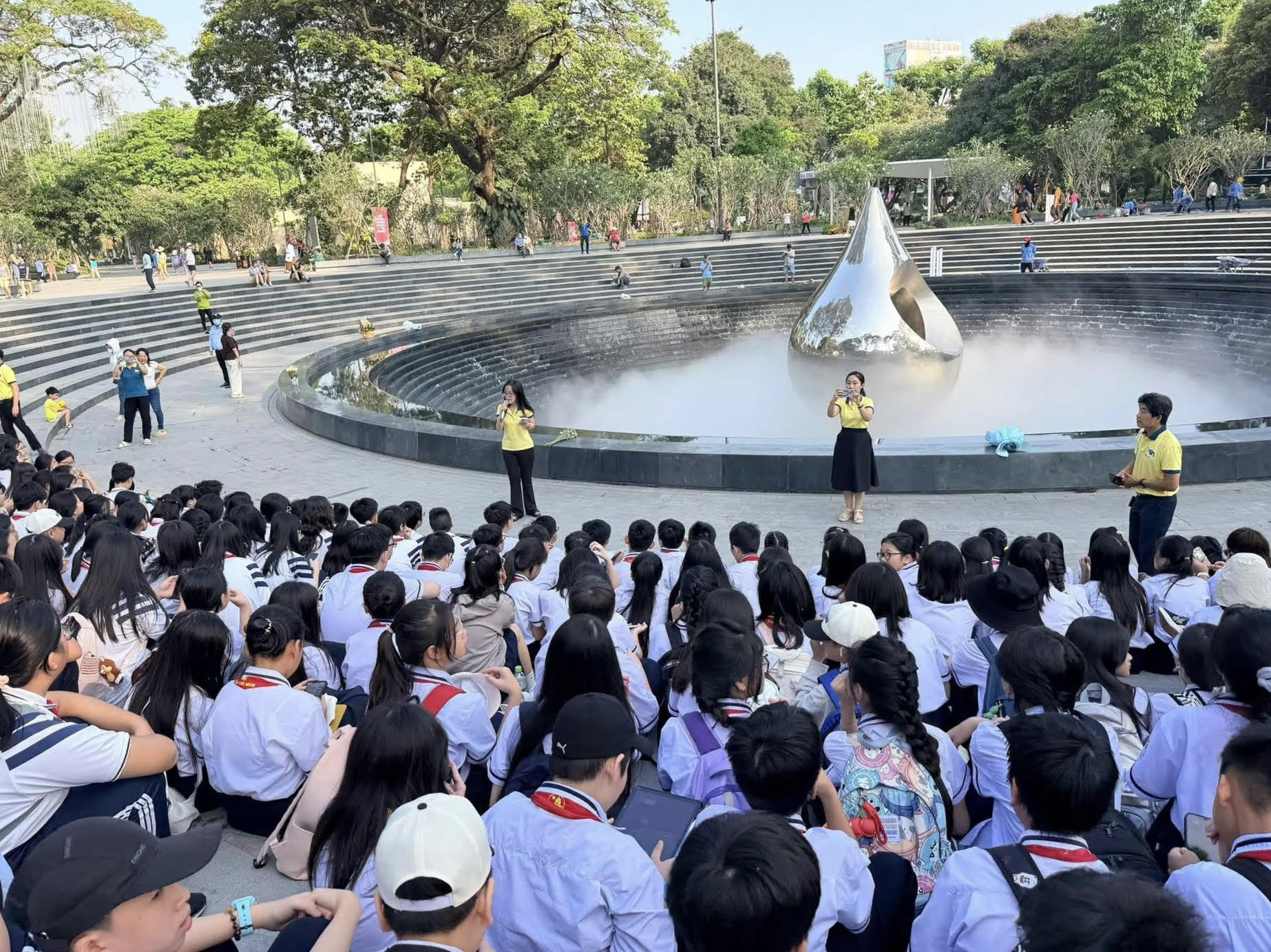 Học sinh rơi nước mắt tại tượng đài Giọt nước trong tiết học liên môn - Ảnh 1.