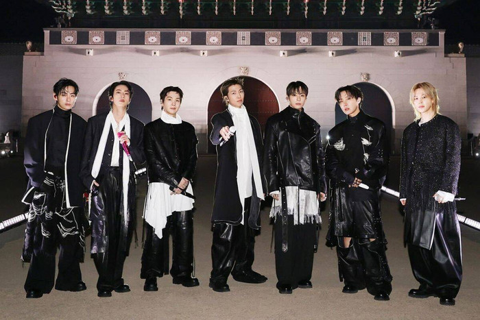 b7cyovcvcc1-m743onrs7f2-71gwlxs36j3 BTS lập cú hat-trick lịch sử tại Anh với album ARIRANG Ảnh 2