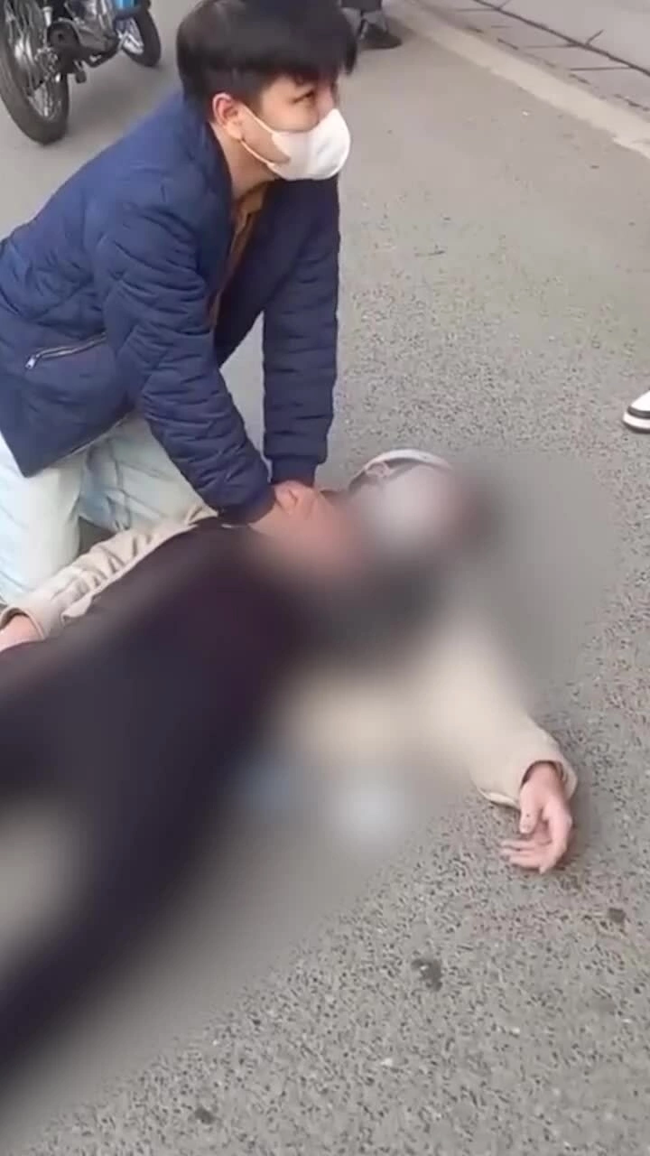 Bác sĩ ép tim giữa phố cứu thanh niên ngừng tim