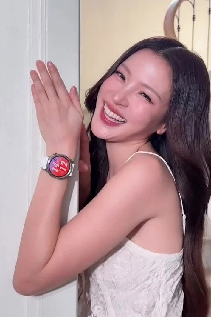 Baifern Pimchanok diện áo hở eo