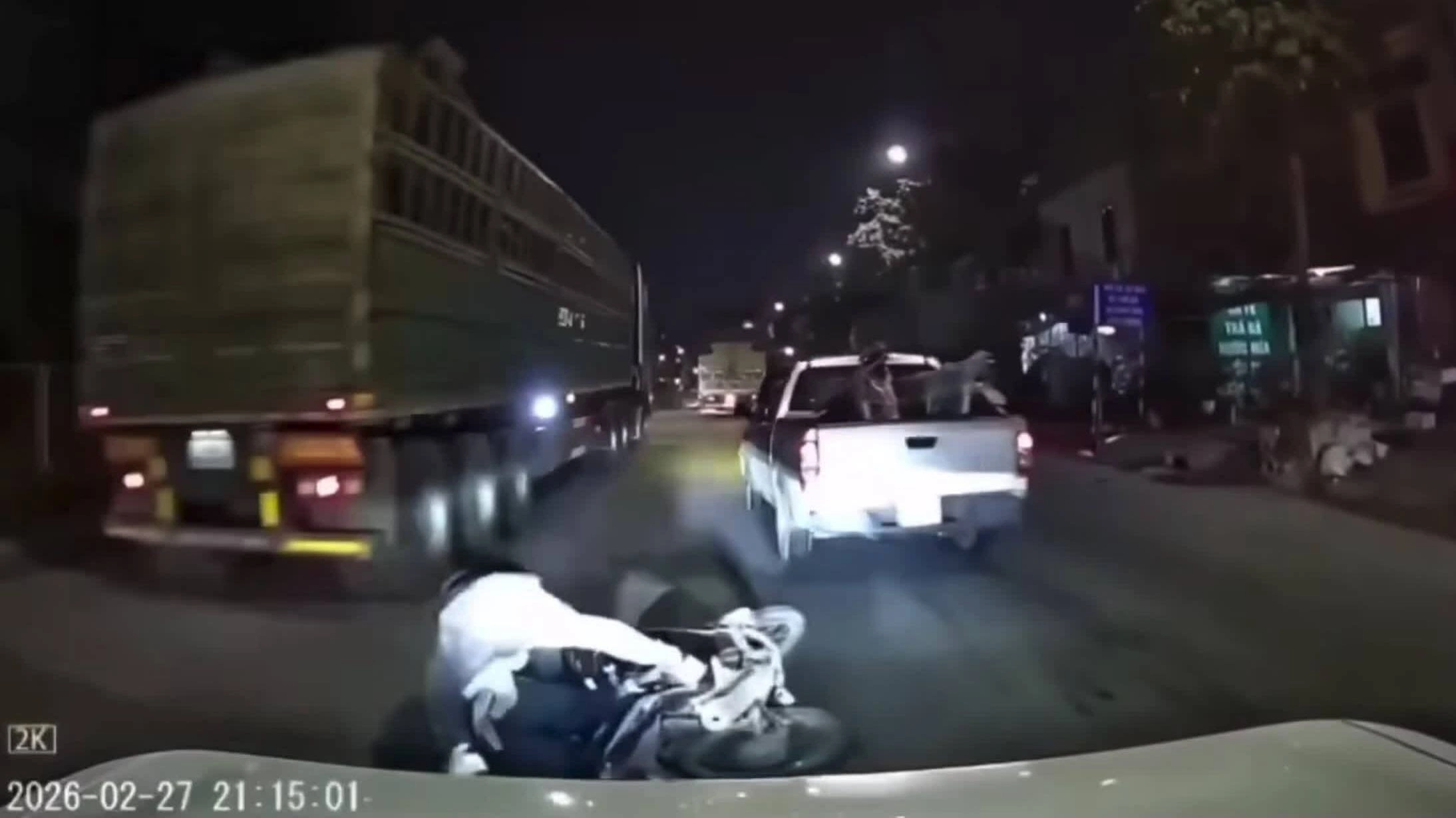 Bán tải tạt đầu xe máy khiến 3 người suýt lao vào xe tải