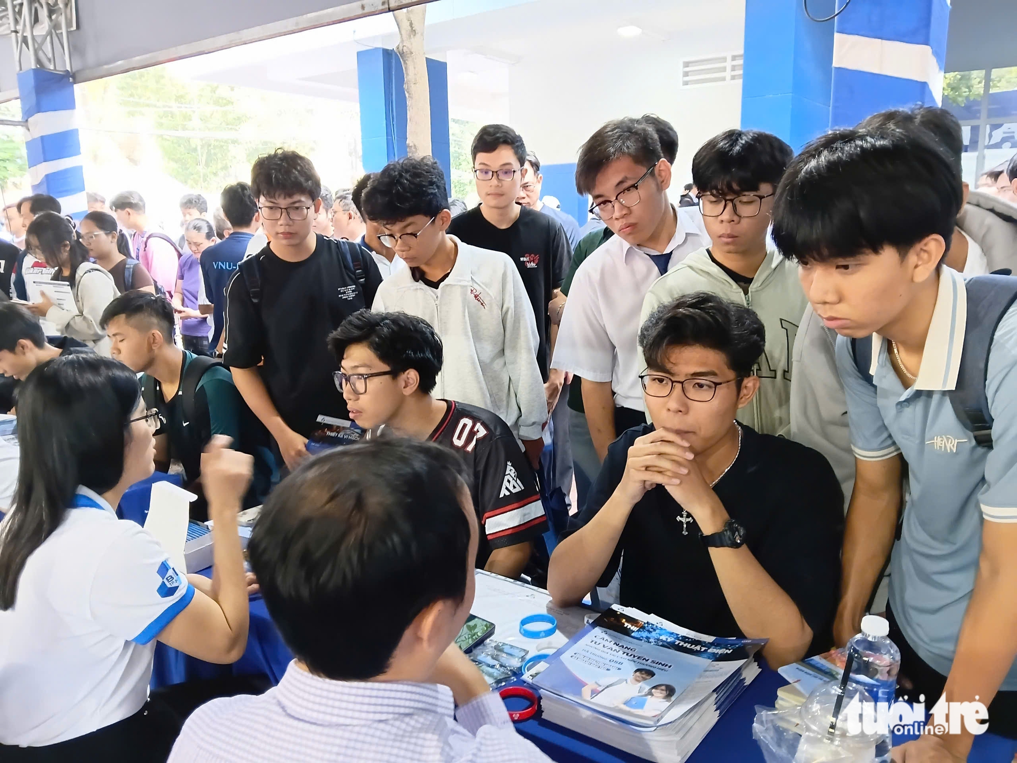 Bộ Giáo dục và Đào tạo: Ngưỡng xét tuyển 15 điểm không phải rào cản với thí sinh - Ảnh 1.