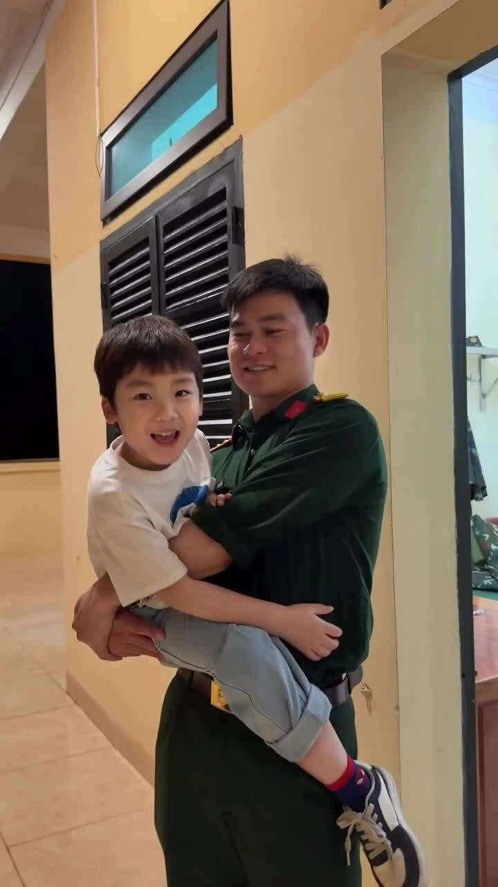 Bé Bo nhà Hòa Minzy khi thăm đơn vị của đại úy Văn Cương