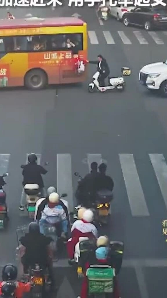 Bé gái rơi ra ngoài cửa sổ xe buýt đang chạy