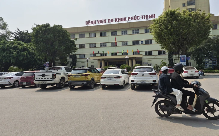 Làm rõ thông tin cô giáo trưởng tiểu học dùng thước gỗ đánh gãy tay học sinh - Ảnh 2.