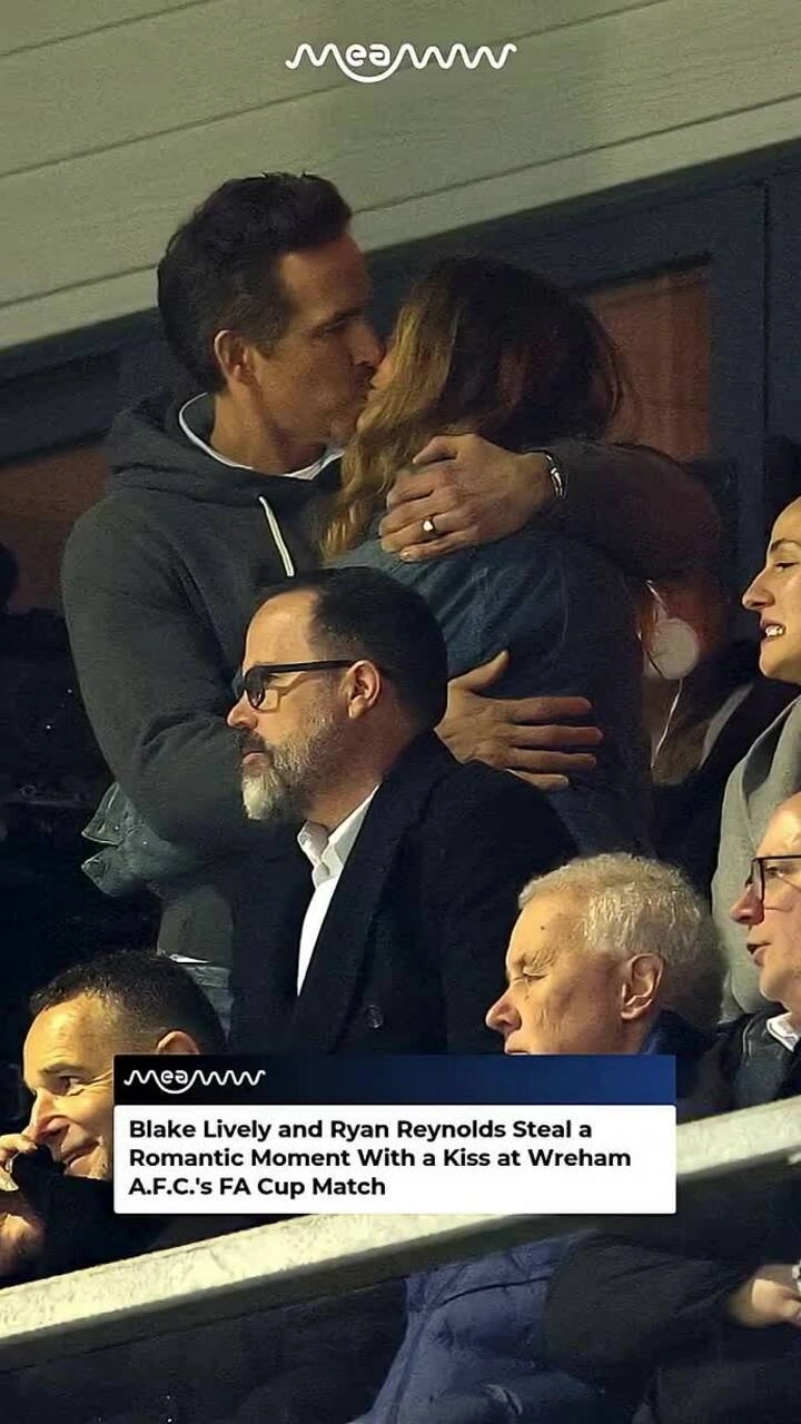 Blake Lively và Ryan Reynolds hôn say đắm khi đi xem bóng đá