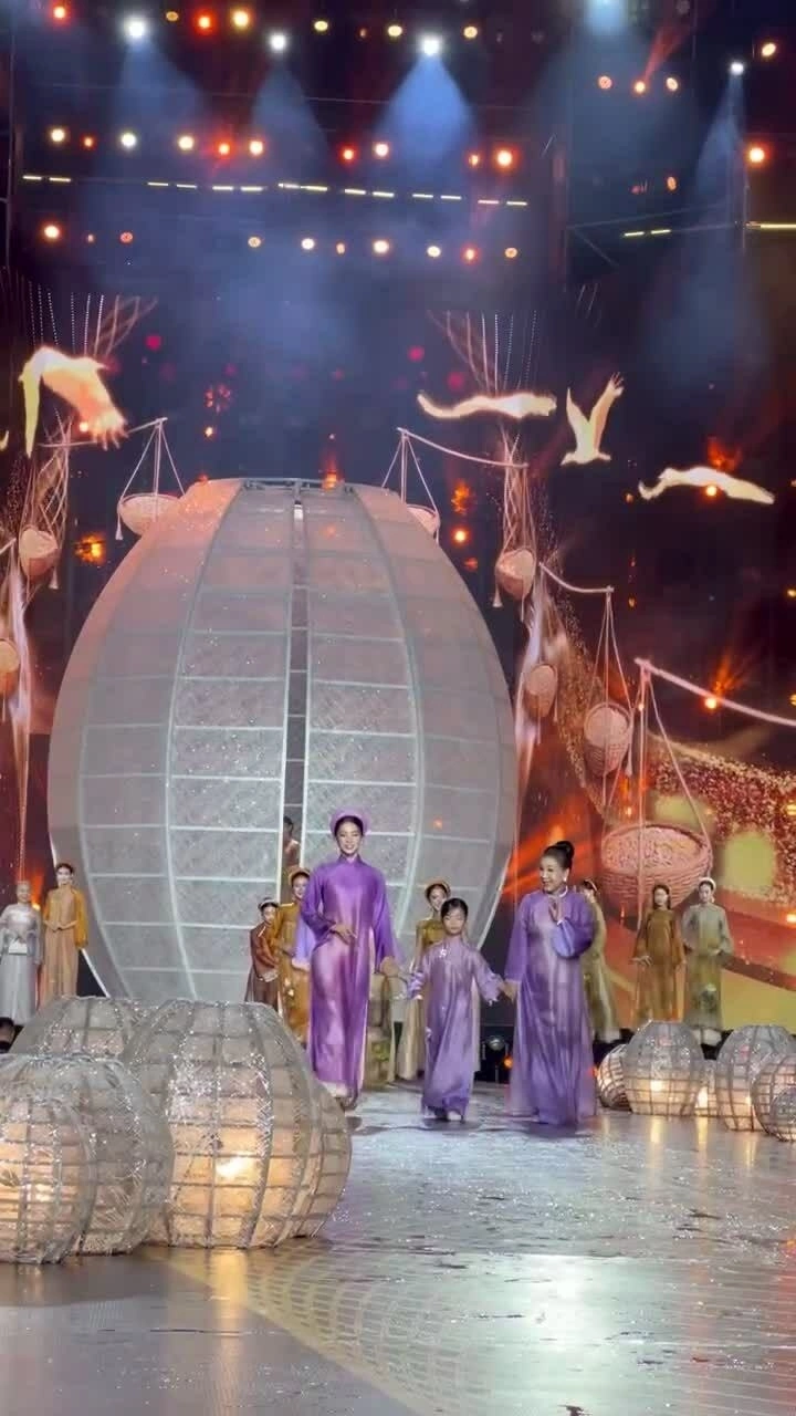 Bộ sưu tập của Trần Thiện Khánh tại 'Lễ hội áo dài 2026'