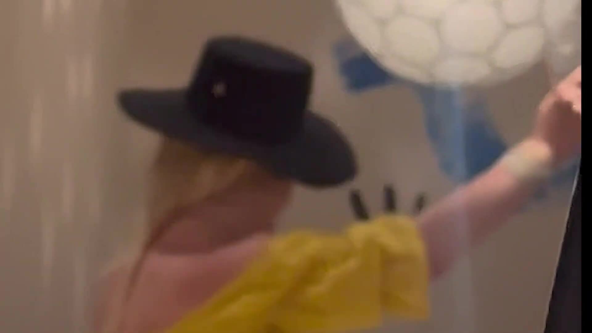 Britney Spears gây chú ý khi lái xe lạng lách sau đêm đi chơi