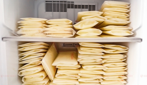 Sữa mẹ để ngăn đá cho bé