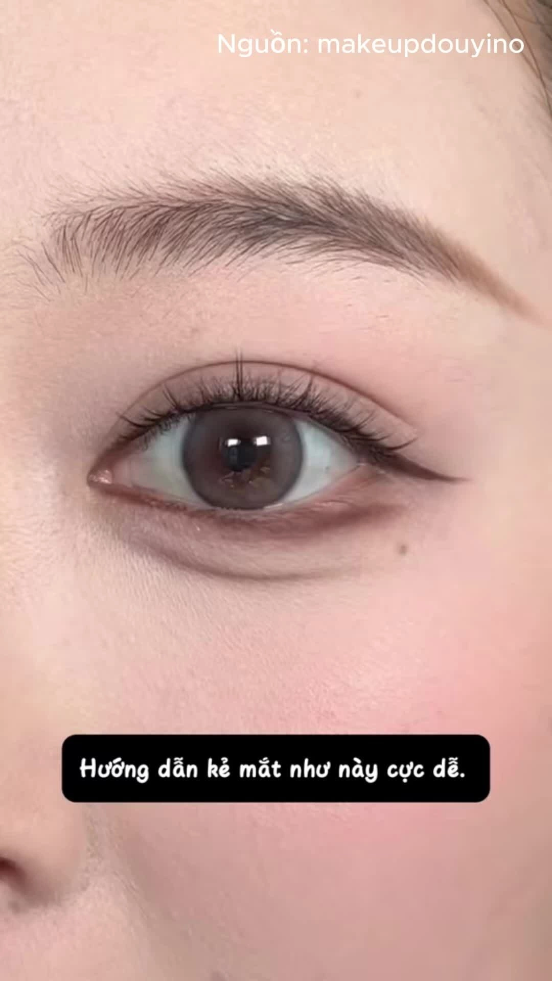 Cách kẻ mắt chuẩn style hot girl ai cũng làm được