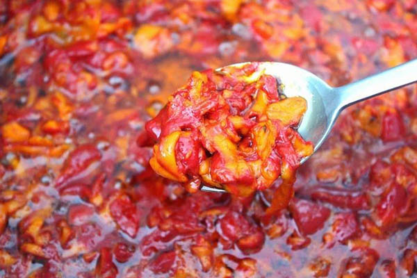 cach-lam-dau-gac-cho-be-3 Sên màng gấc với dầu thực vật đến khi ra hết dầu