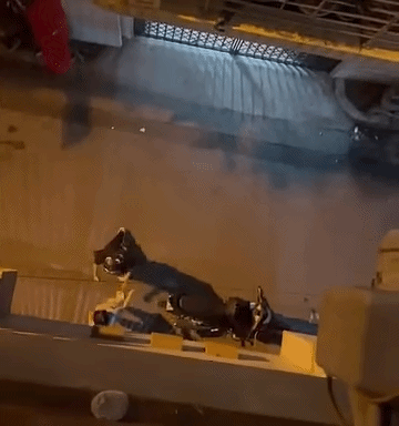 cfbuccn6ei1-zq6sd20qze2-430202v8qf3 Đôi nam nữ đứng dưới cổng nhà dân và liên tục có hành động thân mật. Ảnh cắt từ clip