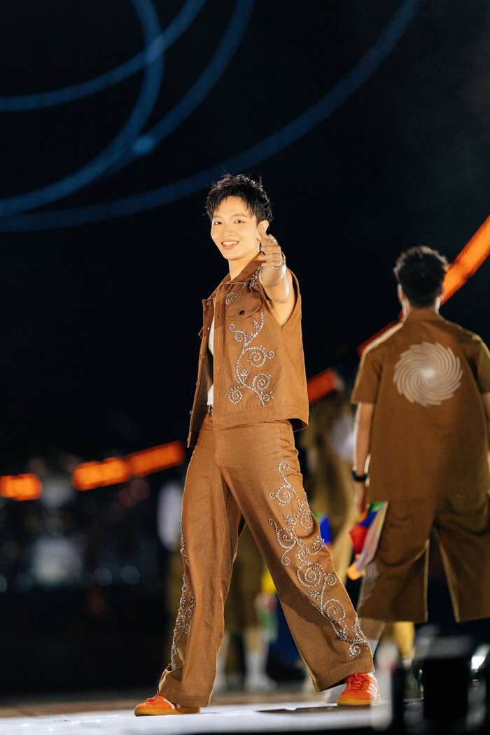 cgz86oq2jp1-q2pab596zy2-v8l8enndu23 Hình ảnh 'gây sốc' trong concert gần 10.000 khán giả của Hoàng Dũng Ảnh 2