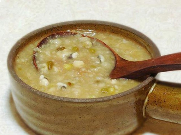 Cháo gà hạt sen cho trẻ