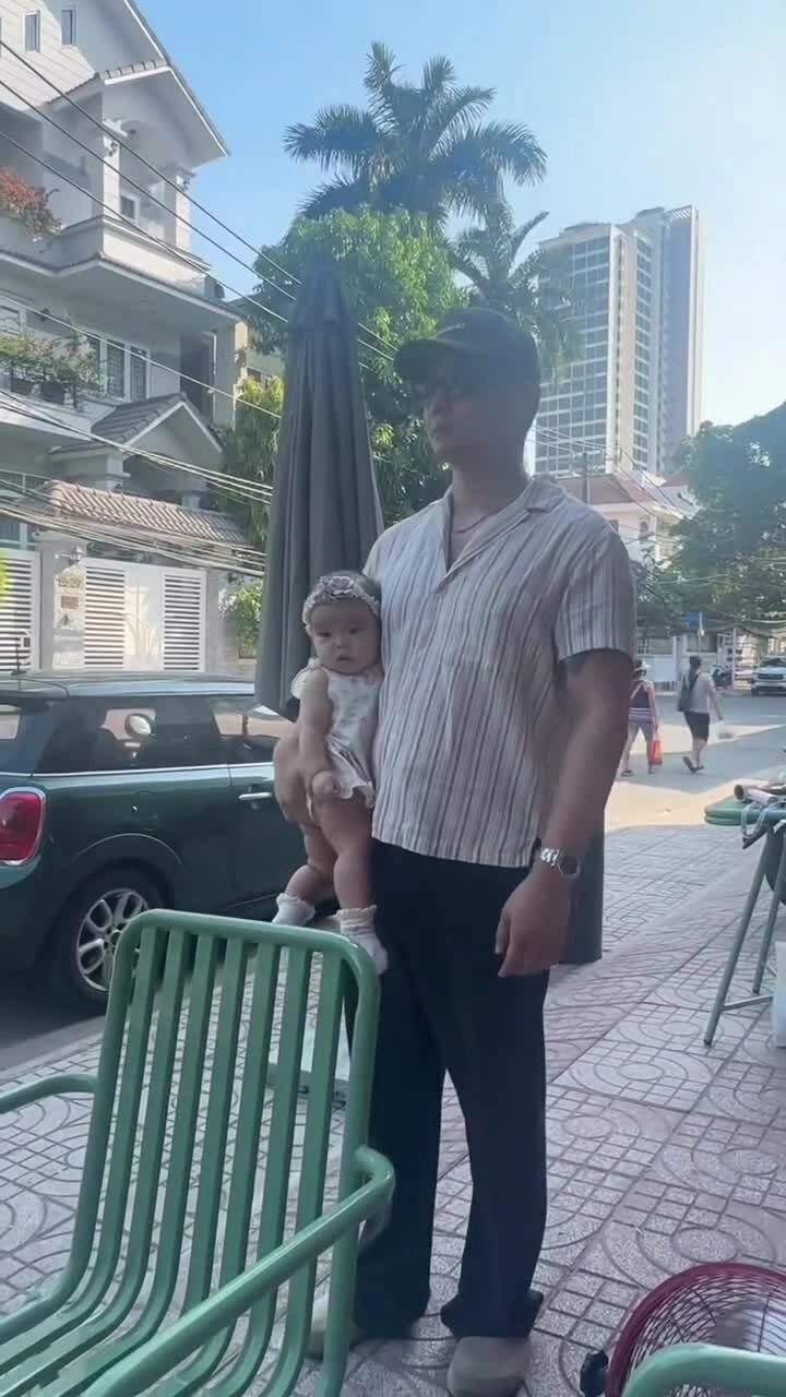 Chồng Ngô Thanh Vân bị trêu 'bế con như xách đồ'