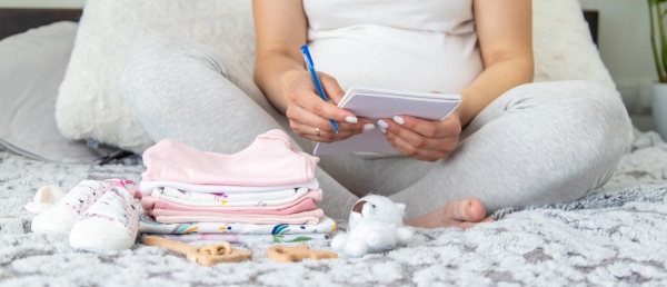 Giỏ đồ đi sinh mổ của mẹ gồm các trang phục rộng rãi, thoáng mát