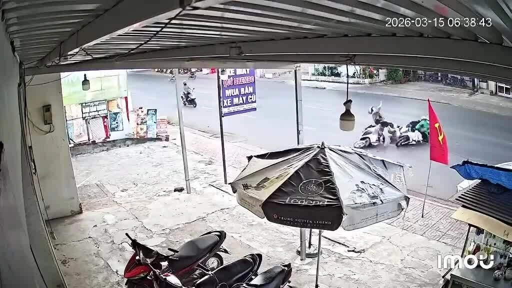Chuyển hướng không quan sát, người phụ nữ bị xe máy đâm bay