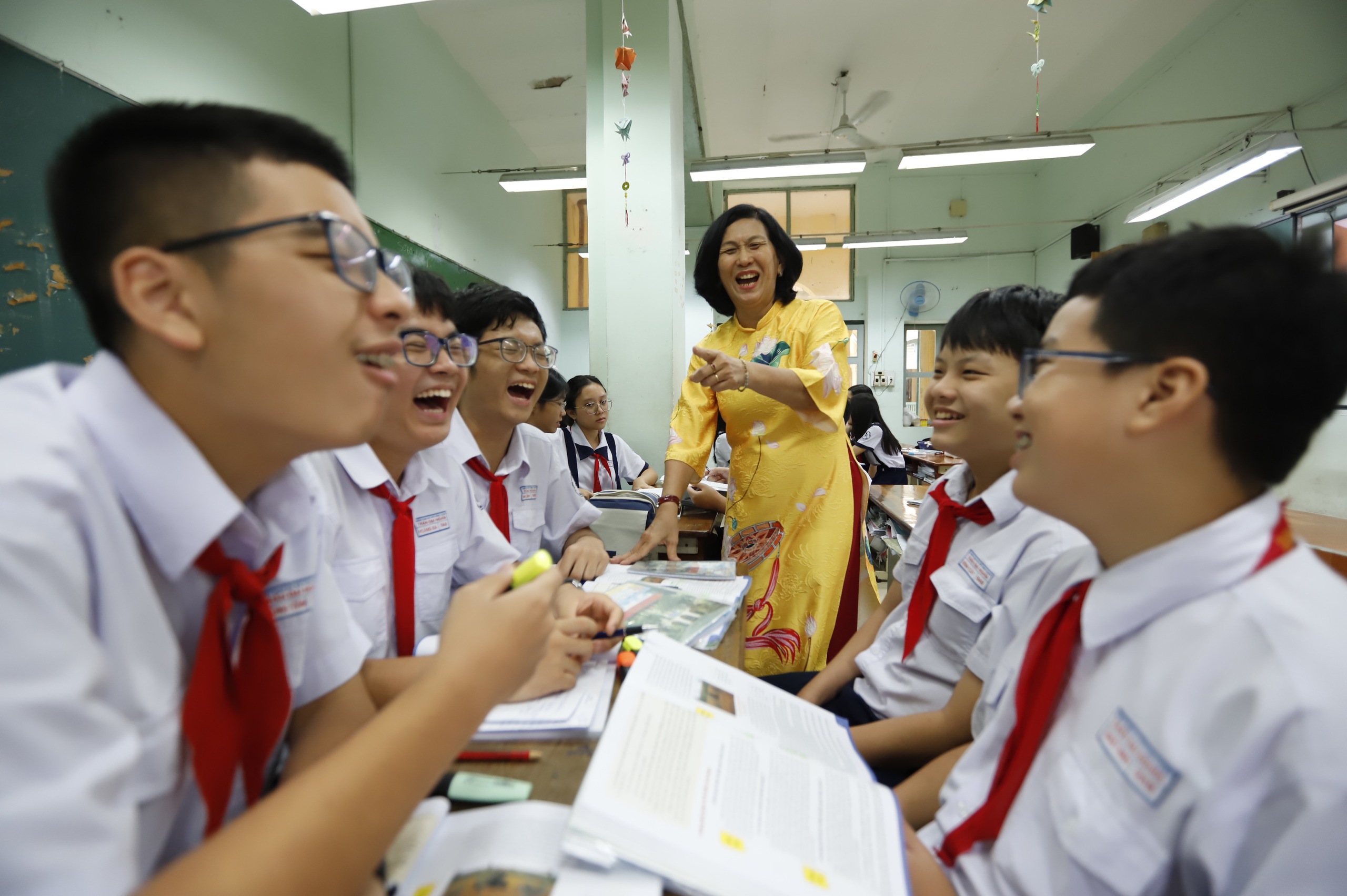 Học sinh vào lớp 10 tăng hơn 42.000 em, Sở Giáo dục và Đào tạo TP.HCM chỉ đạo khẩn - Ảnh 1.