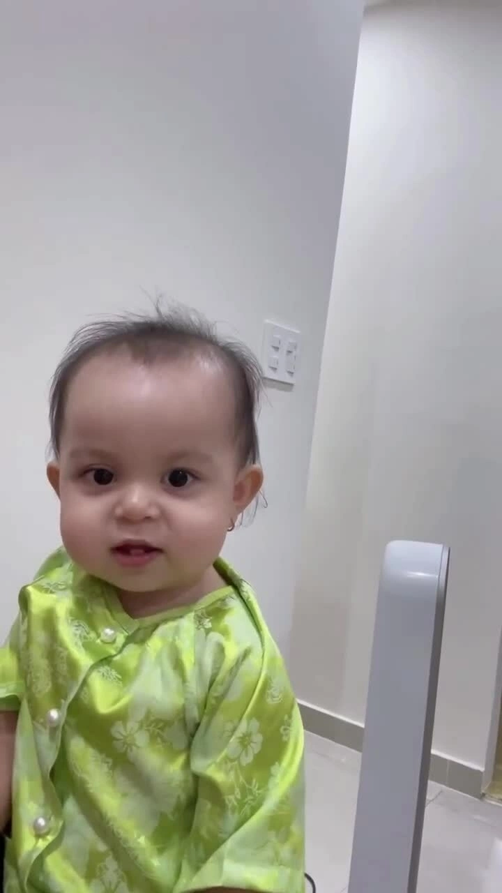 Con gái hơn một tuổi của NTK Đỗ Long hát theo bài bolero