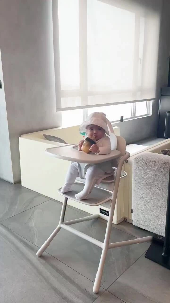 Con gái Ngô Thanh Vân - Huy Trần được khen 'giống bố như đúc'