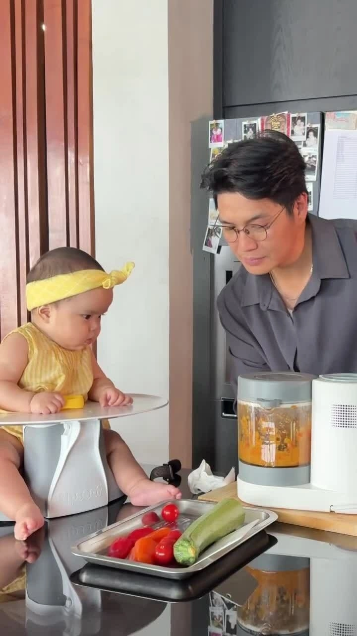 Con gái Ngô Thanh Vân ngồi ngoan 'hóng' bố nấu ăn