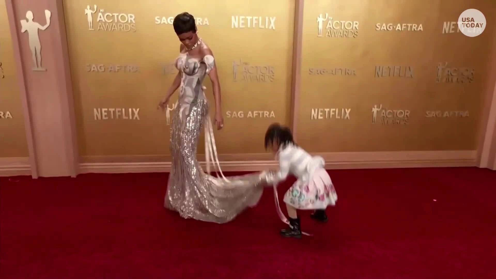 Con gái Teyana Taylor chỉnh váy cho mẹ ở SAG 2026