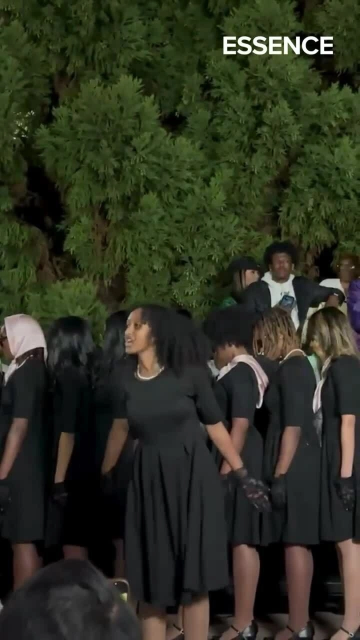 Con trai Angelina Jolie và Brad Pitt bỏ họ bố