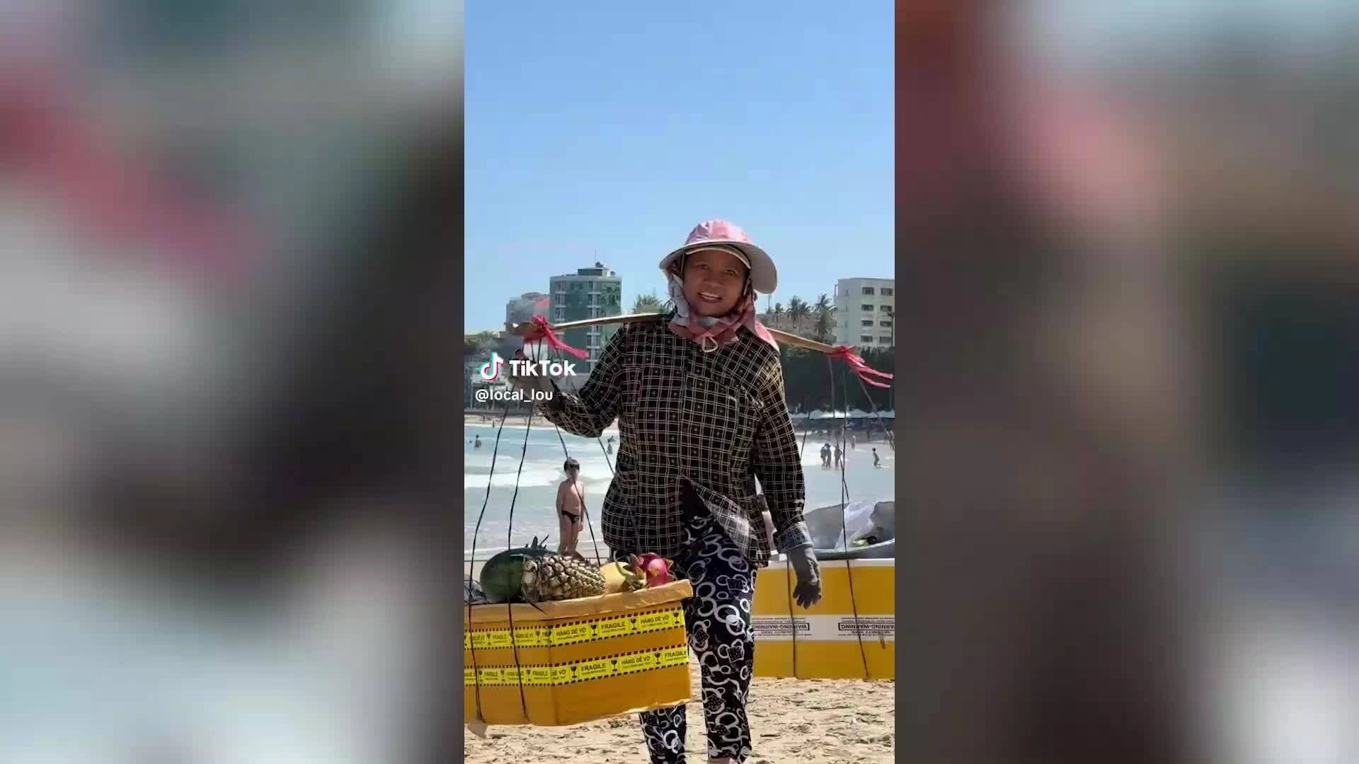 Cuộc gặp giữa Louis và bà Mai trên bãi biển Nha Trang