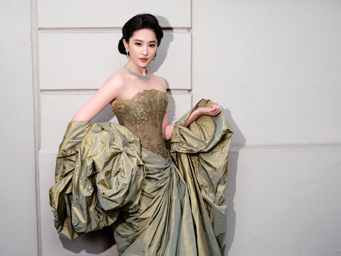 d28522l1z01-5k7pv5hs1m2-oh24qice4z3 Thiết kế tinh tế giúp tôn lên đường nét thanh tú của nữ minh tinh. Ảnh: Sina Weibo