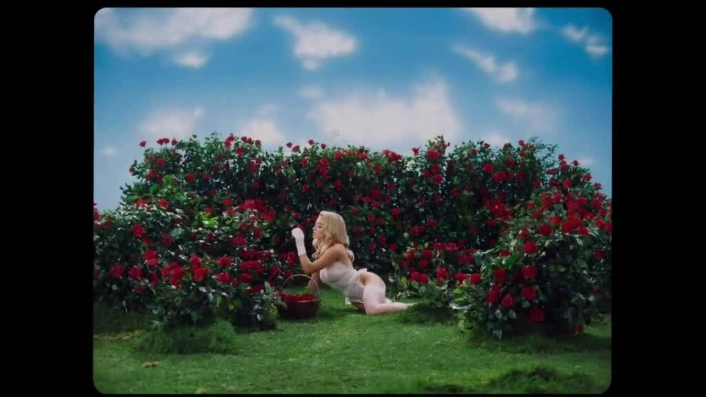 Dàn sao Hollywood 'đốt nóng' Valentine với loạt nội y táo bạo