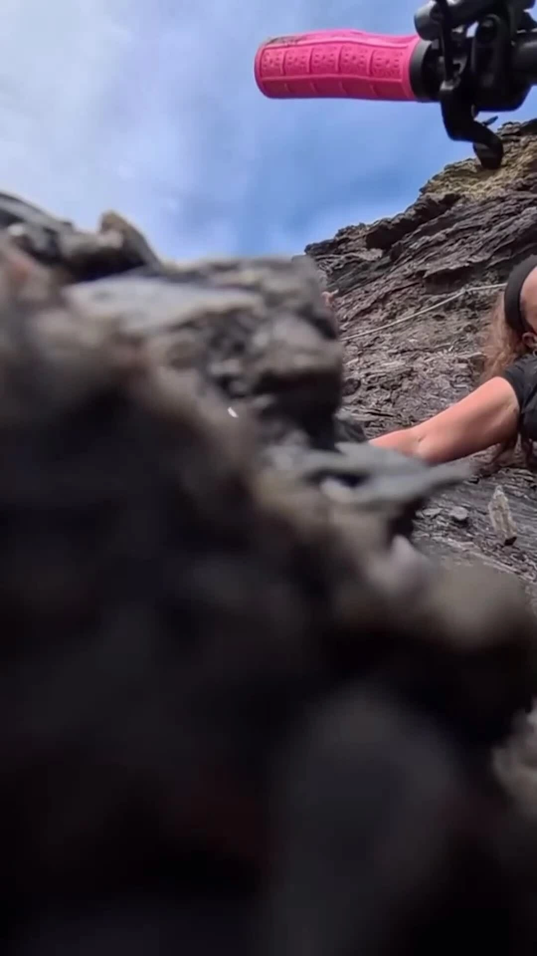 Đạp xe ven vách đá, cô gái suýt gặp nạn vì dừng lại chào chú chó