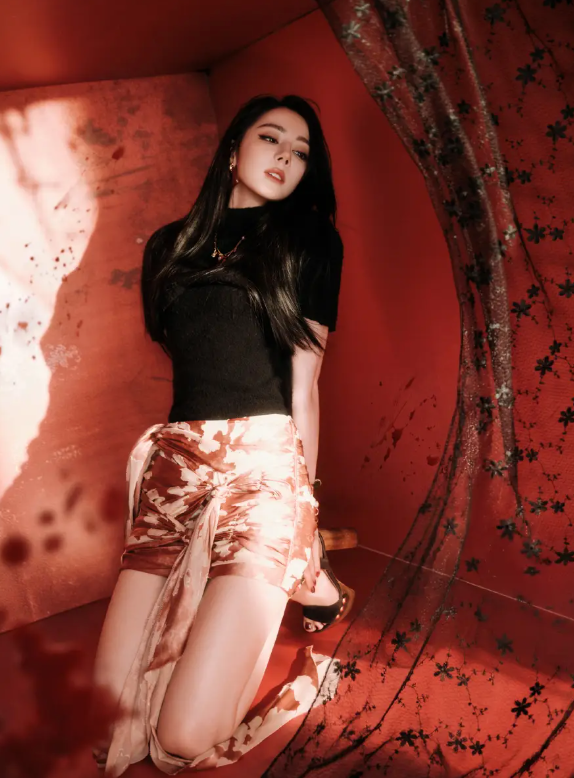 ddmkhdsro51-9uad9nbl6z2-s9k8gosfy73 Trong bộ ảnh, nữ diễn viên diện trang phục ôm sát, kết hợp chân váy họa tiết.