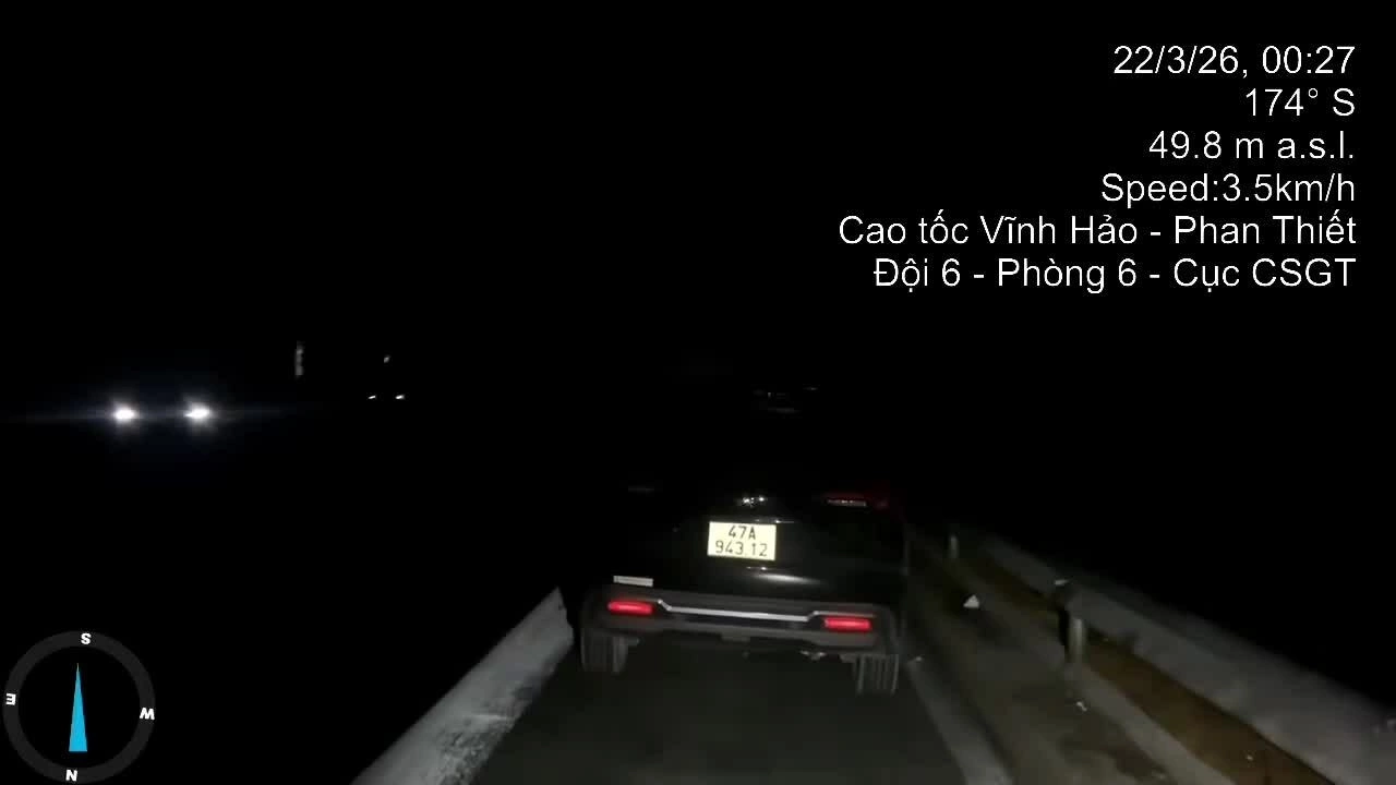 Đỗ xe ở làn khẩn cấp, tài xế ngủ trong đêm