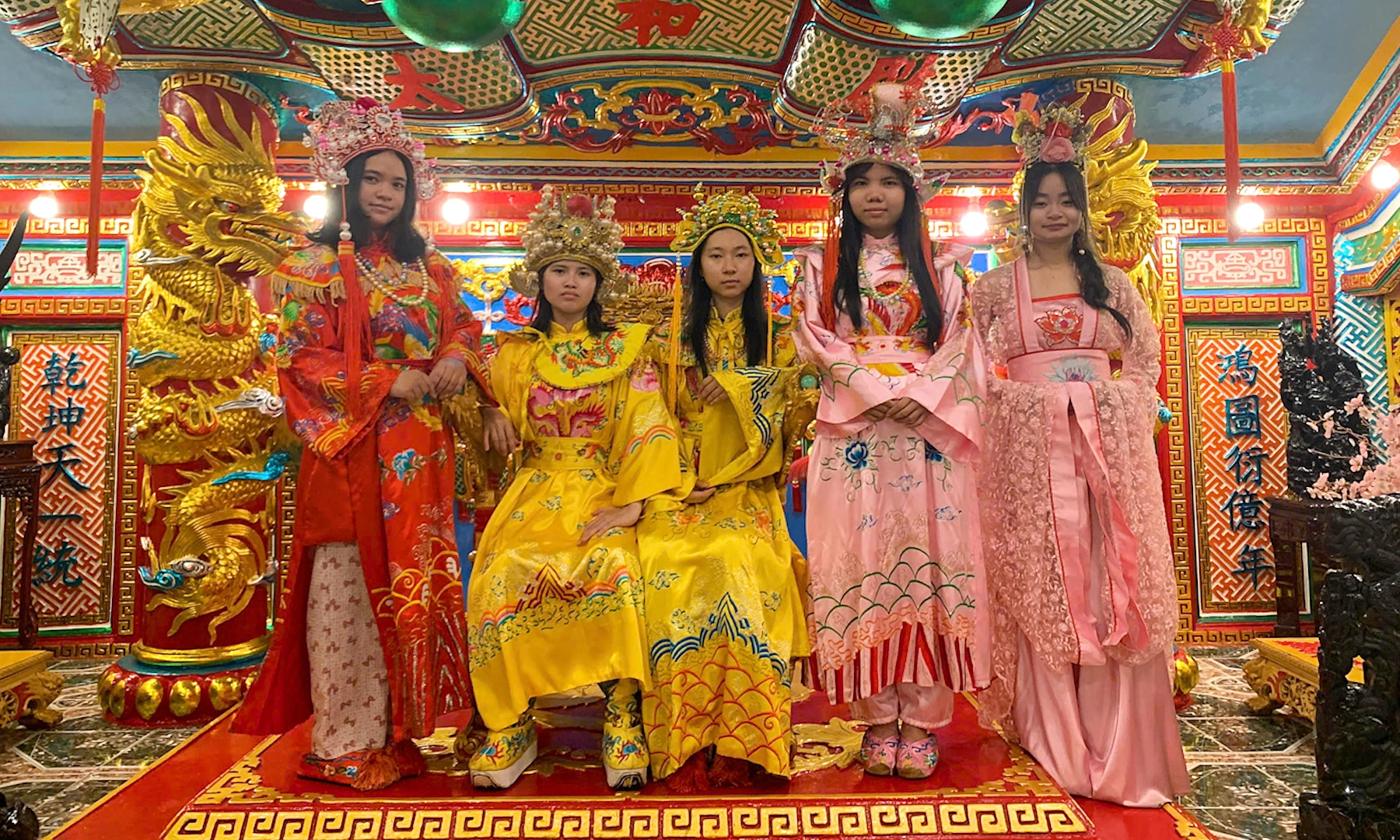 Du khách khoác long bào, ngồi ngai vàng giữa TP.HCM