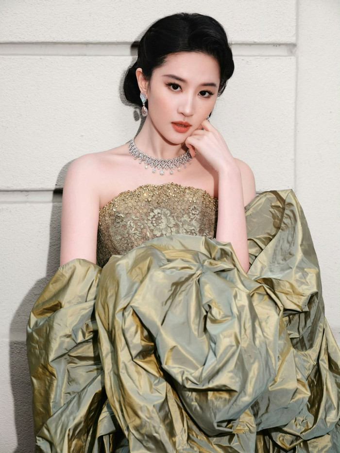 dwwx9pu71m1-p051rmu8rn2-6wmqac10nt3 Vẻ đẹp quyến rũ của Lưu Diệc Phi khiến fan đứng ngồi không yên. Ảnh: Sina Weibo