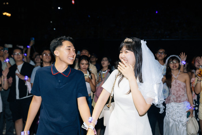 e55fuf4pv81-bu8s8vfxob2-tegjv0rfbt3 Hình ảnh 'gây sốc' trong concert gần 10.000 khán giả của Hoàng Dũng Ảnh 4