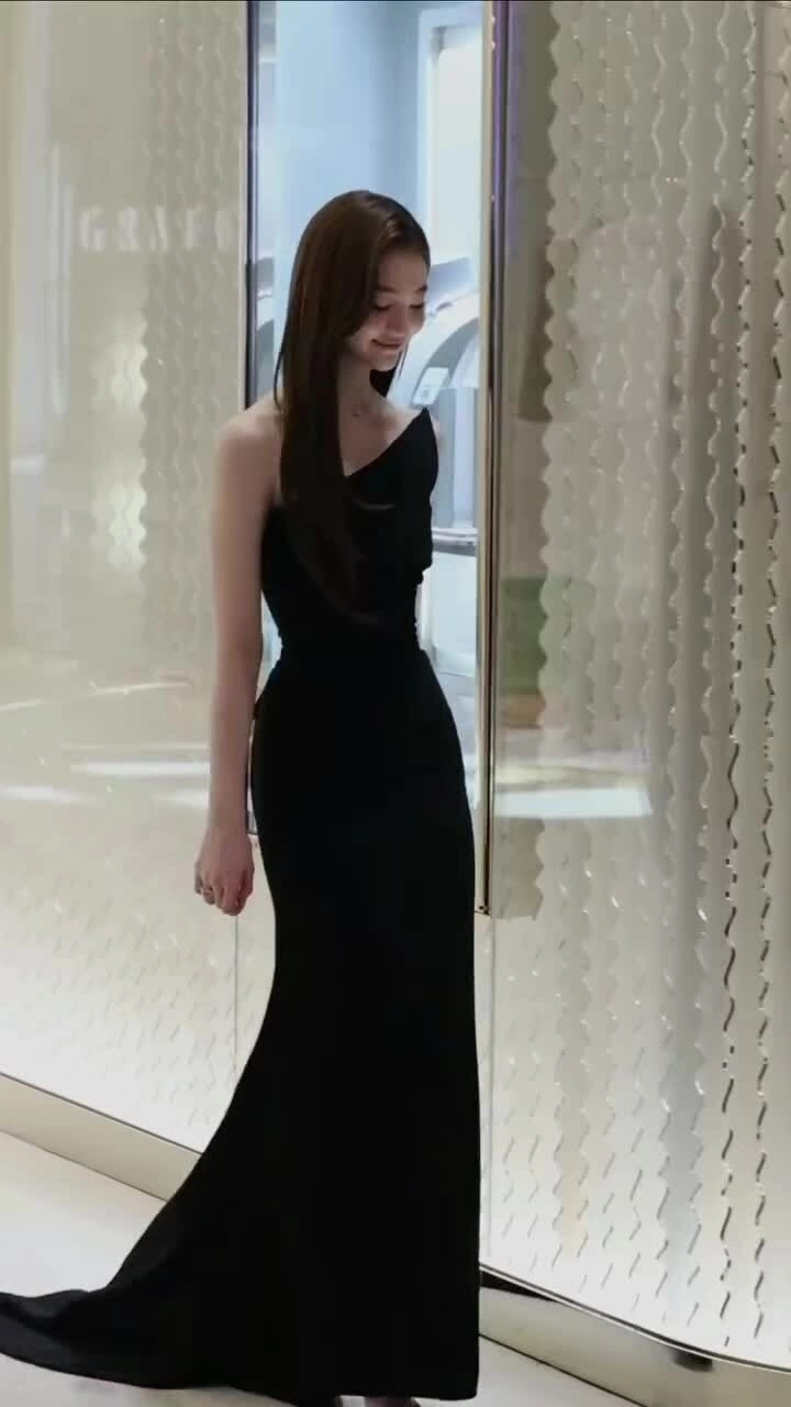 Ella Gross diện đầm đen dự sự kiện