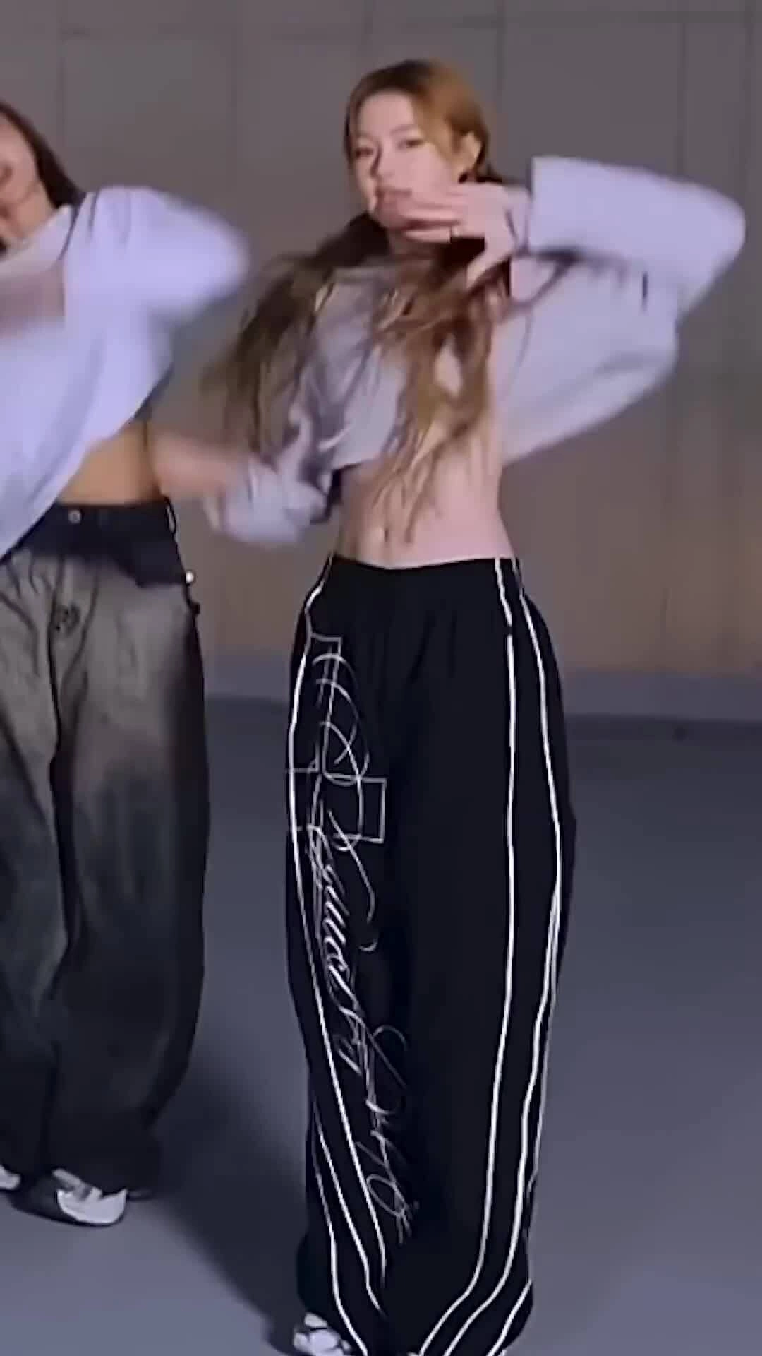 Ella Gross khoe vũ đạo