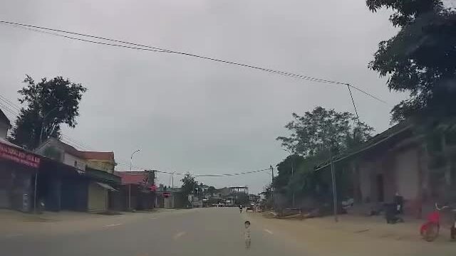 Em bé 3-4 tuổi lao ra đầu xe tải