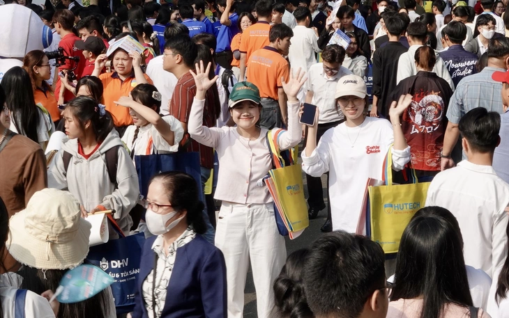 Khai mạc Ngày hội tư vấn tuyển sinh 2026 tại TP.HCM: Chọn đúng ngành là chọn đúng tương lai - Ảnh 6.